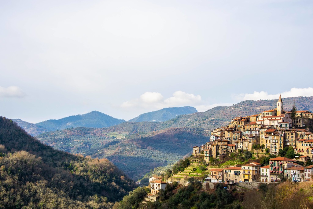 village italien sur promontoire rocheux