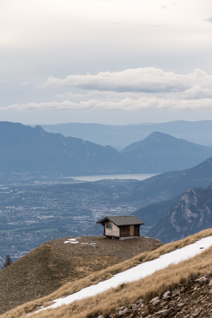 cabane avec vue sur montagnes