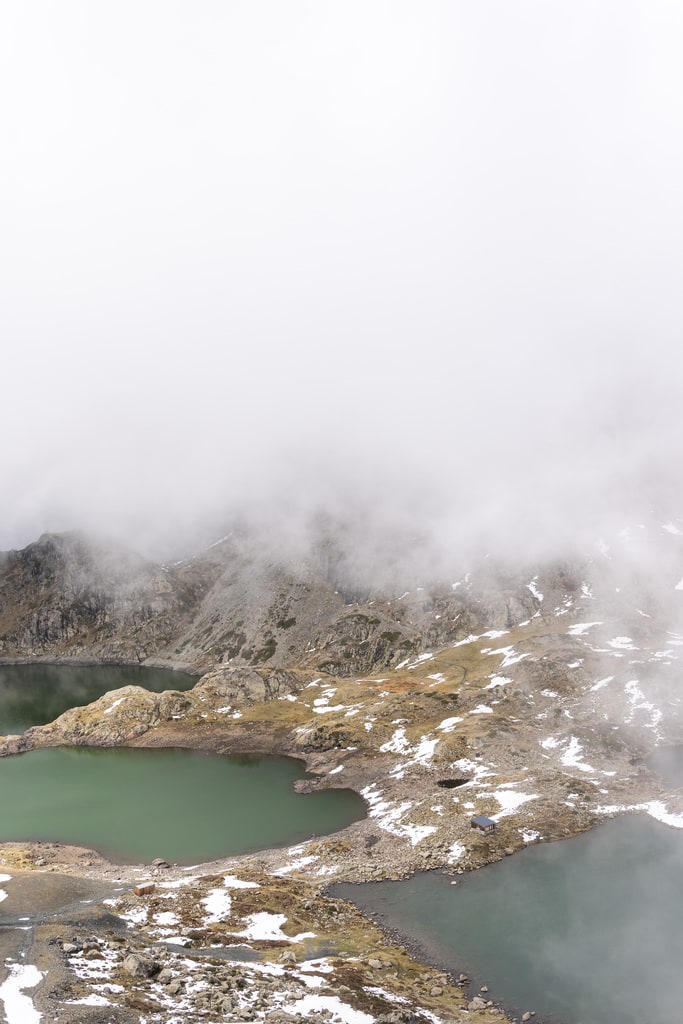 lacs montagne dans brume