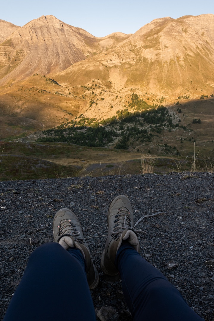 chaussures randonnées face aux montagnes