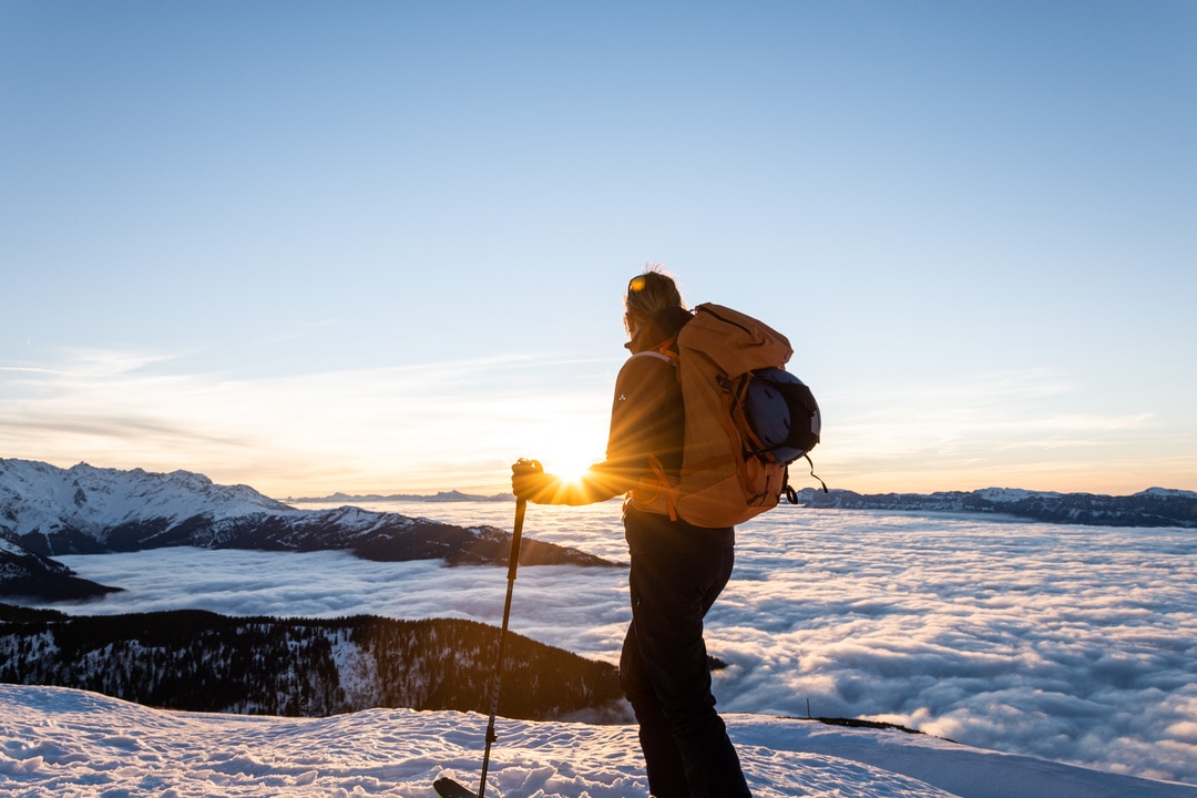 randonneur en ski devant sunset