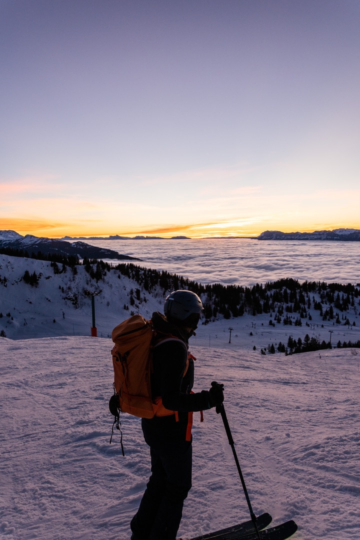ski de rando au collet devant sunset