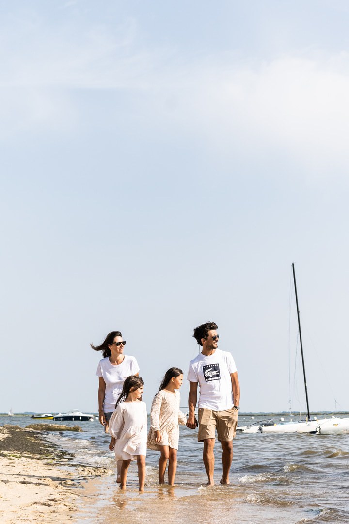 famille marche sur la plage coeur du bassin 