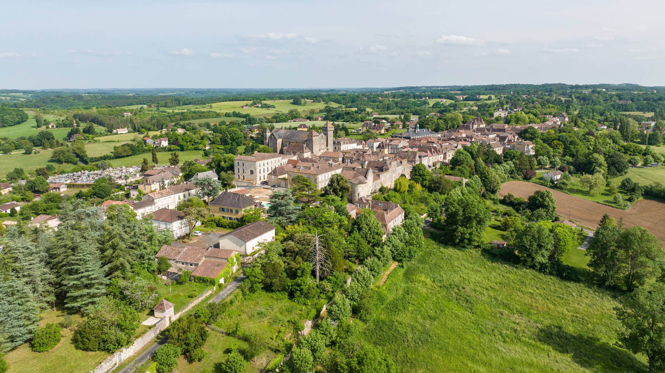 vue en drone village medieval 