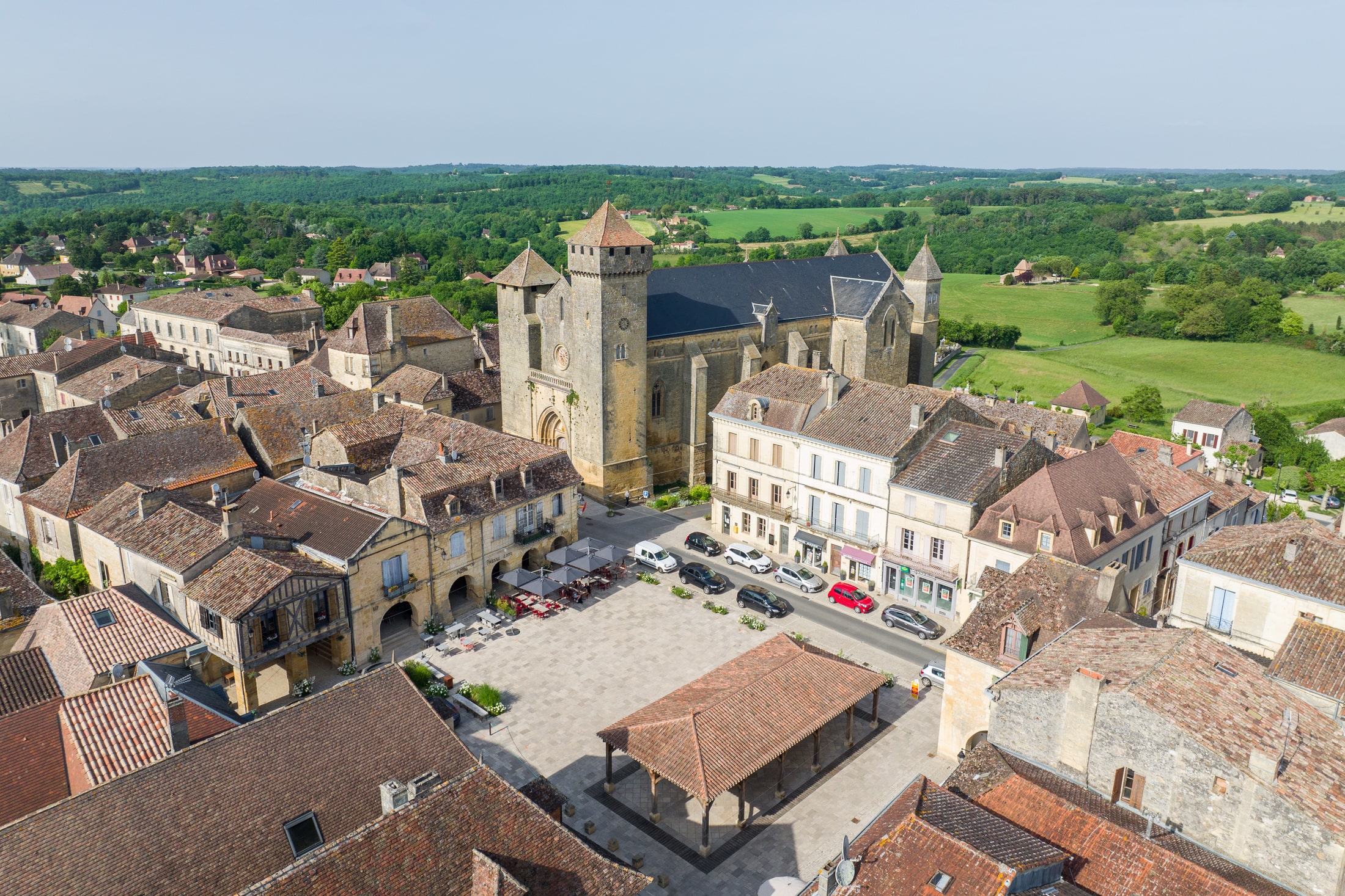 vue en drone village medieval