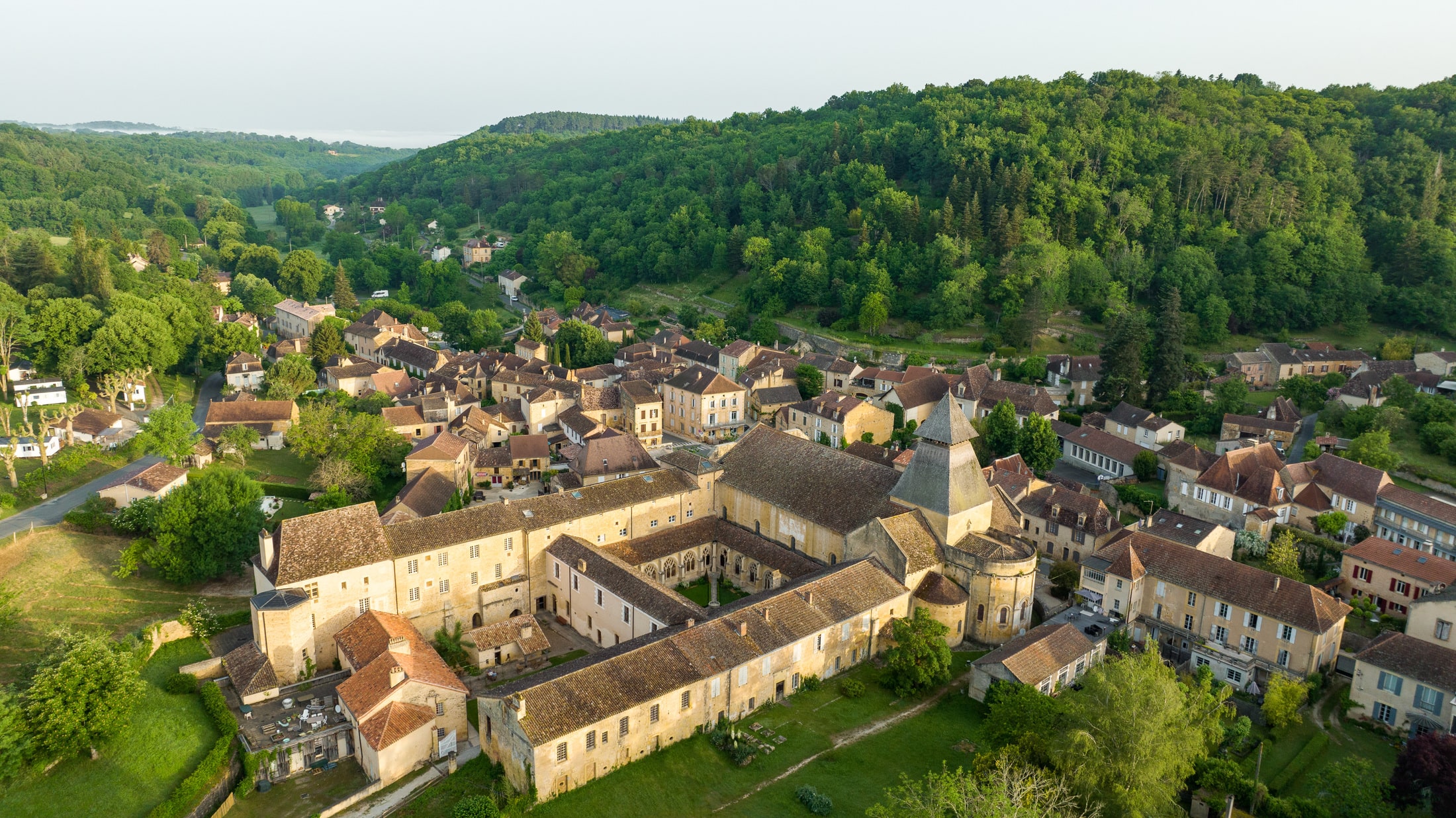 vue drone abbaye et village
