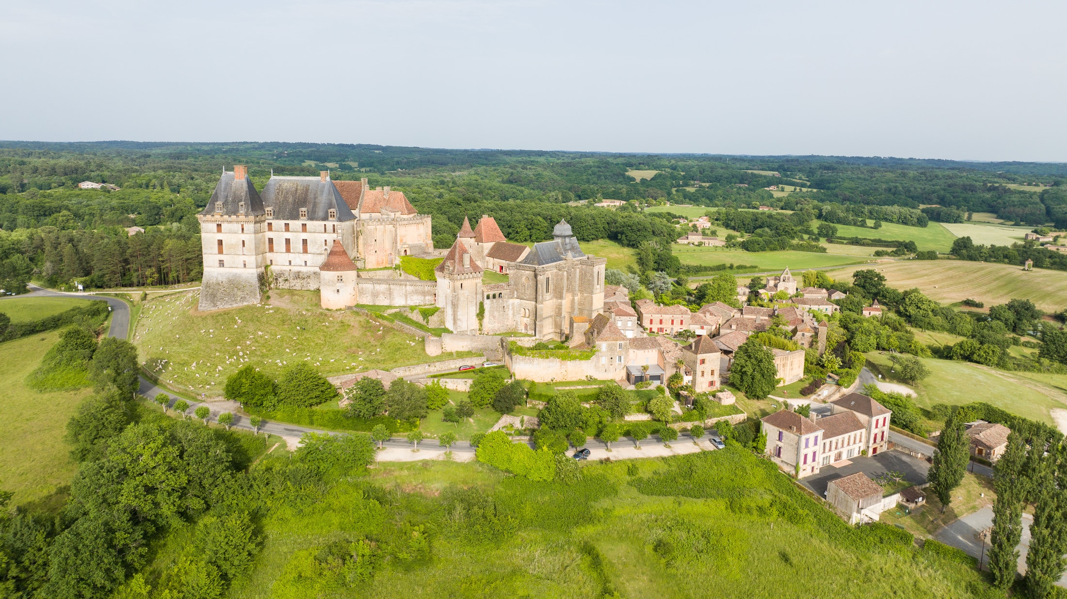 vue en drone chateau medieval