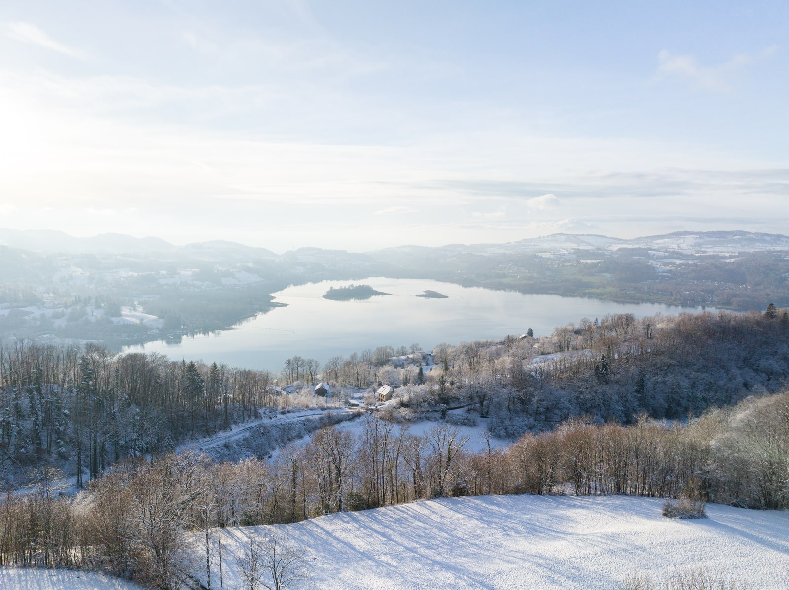 lac aiguebelette hiver drone