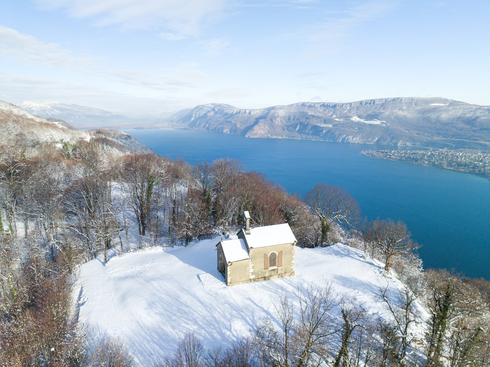 chapelle dans la neige drone