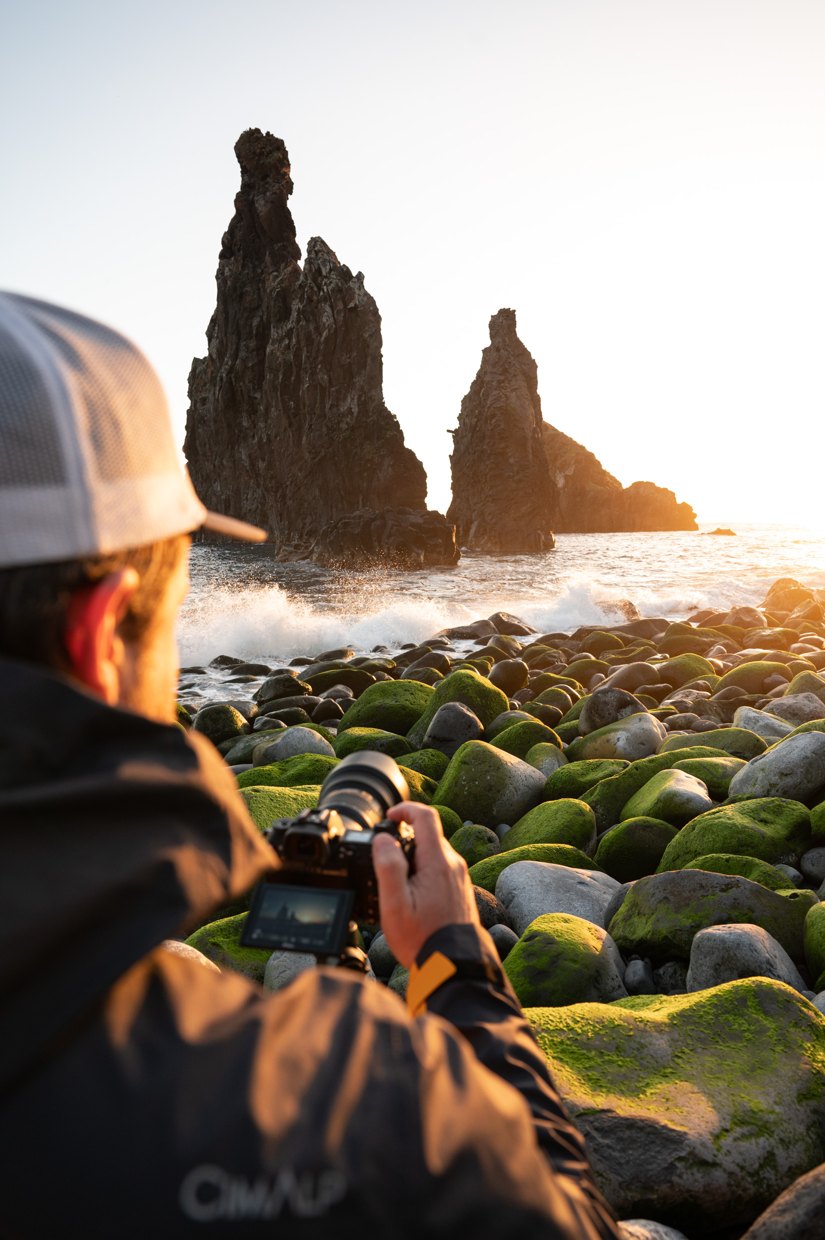 photographe devant roches madère
