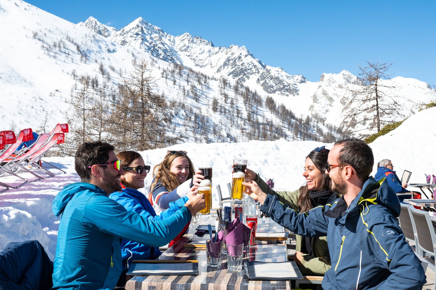 skieurs déjeunent sur la terrasse d'un restaurant d'altitude