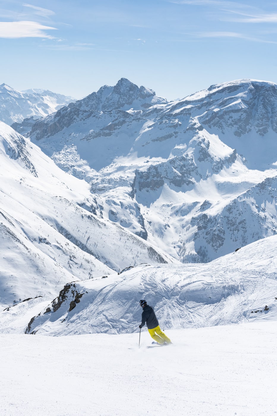 skieur face aux montagnes serre chevalier hiver