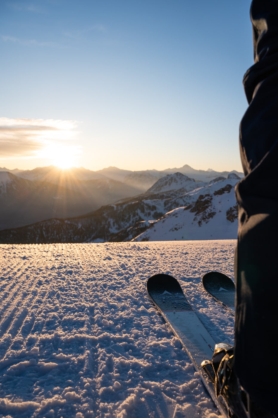 serre chevalier hiver lever de soleil sur les skis